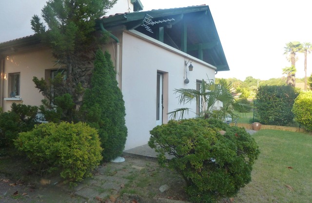 House with garden, close to the beach, the port and the river shuttle