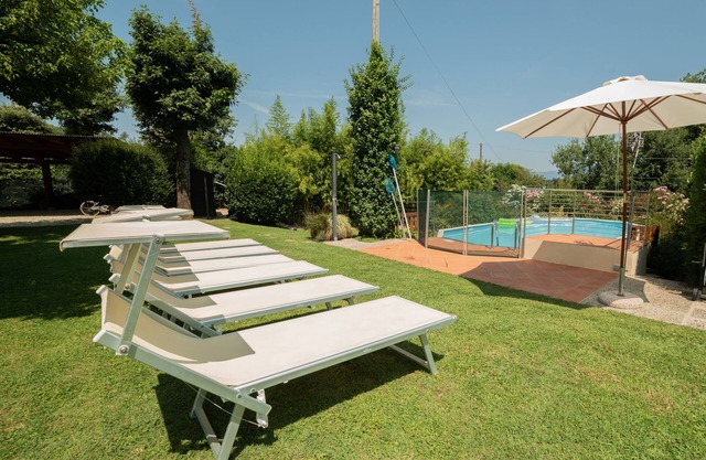 House with garden & private swimming pool, few km from Lucca.