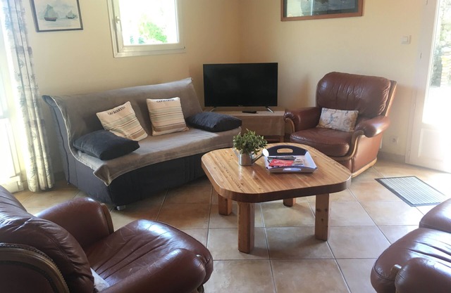 House with heated pool and close to beaches in Lannilis