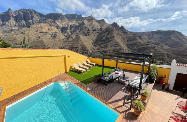 House with heated swimming pool, mountain and sea view