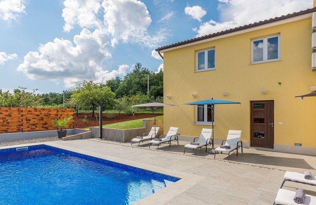 House with private pool for 10 people surrounded by vineyard in a quiet location