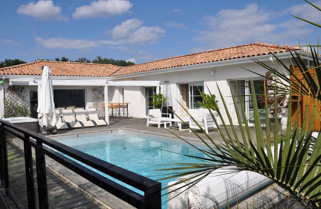 House with jacuzzi and swimming pool just outside Bordeaux