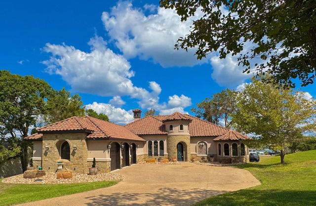 House with lake views and lake access