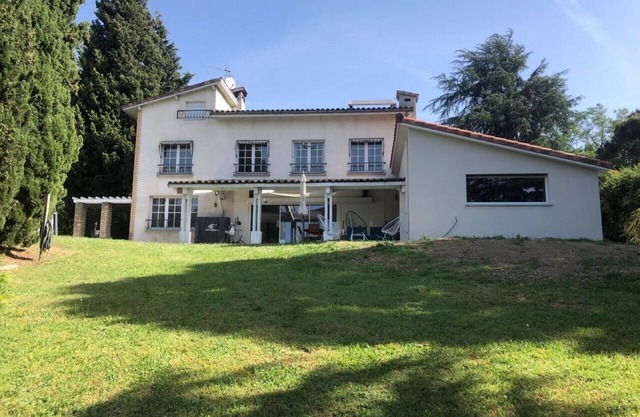 House with large pool in greenery 15min from Toulouse center (6 bdrms)