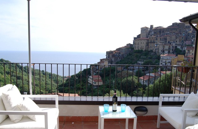 HOUSE WITH PANORAMIC TERRACE