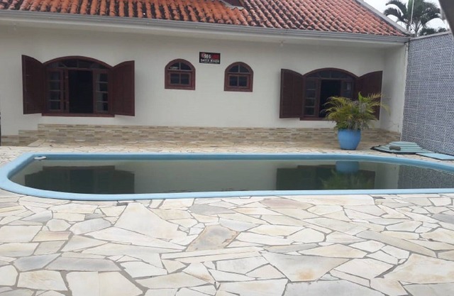 House with pool and barbecue