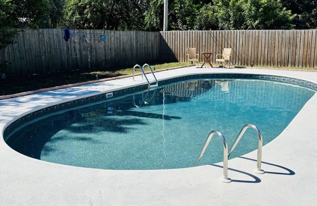 House with pool 5.4 miles to Honeymoon Island.