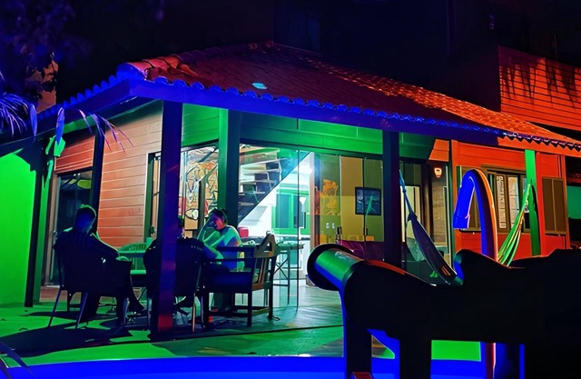 House with pool and games room on the beach in Mozambique Florianópolis