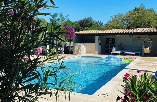 House with pool in the countryside on a fenced and trees of 8000m2.