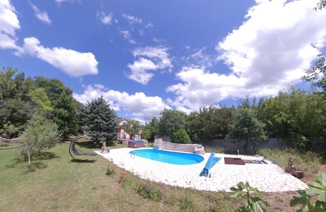 House with pool secluded in lush greenery ideal for couples/families with pets