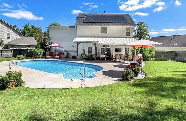 House with Private Pool and Backyard Oasis
