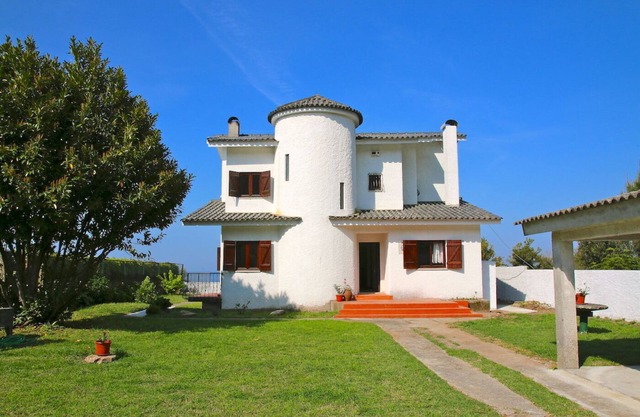 House with sea view and private garden in Afife
