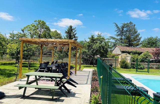 House with swimming pool in Charente. Ideal for families, games room.