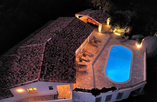 House with swimming pool 2/12 pers Sea and mountain view. Tennis in 500m
