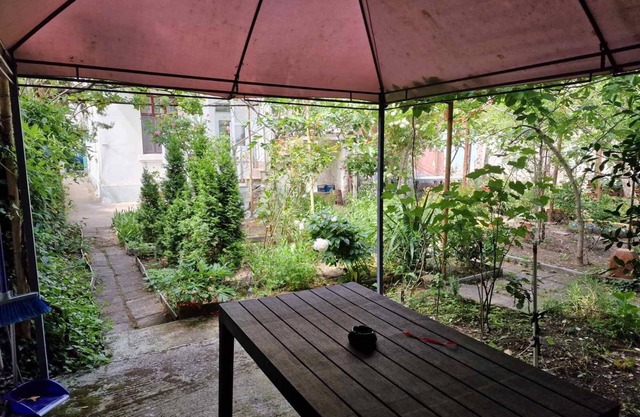 House with yard in the centre of the city not far from the beach