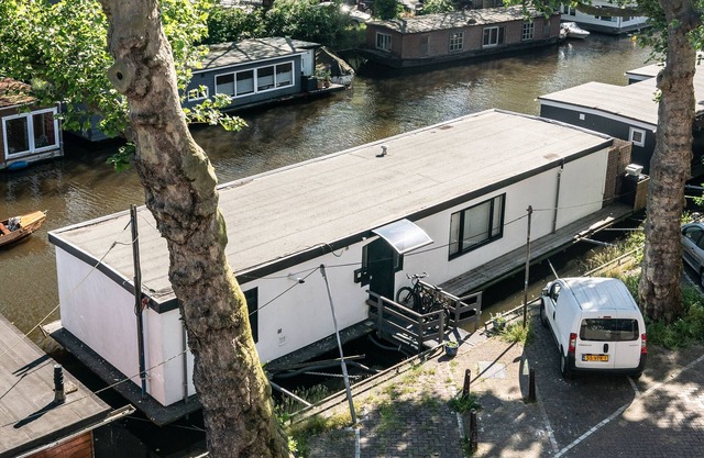 Houseboat-Amsterdam-center