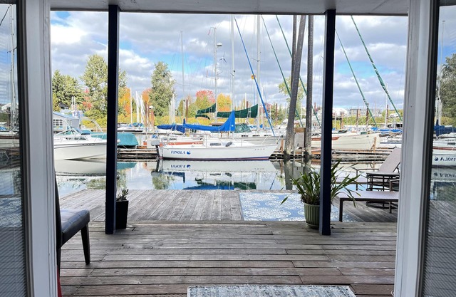 Houseboat in Portland | *NEW* Himalayan Salt Cave & Infrared Chromotherapy Sauna