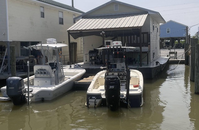 Houseboat in Venice Marina. PARKING LOT ACCES. DRIVE. RIGHT UP TO HOUSEBOAT