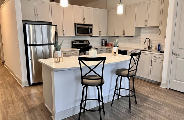 Houston Condo mins to Galleria + Shopping + City