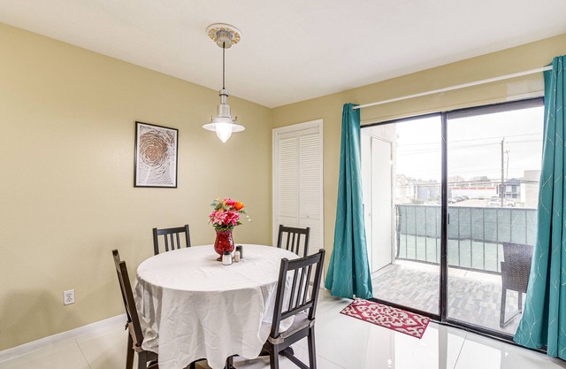 Houston Condo w/Pool Access ~ 1 Mi to NRG Stadium
