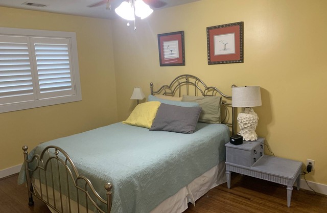 Houston Hieghts Garage Apartment. Detached with private entrance.