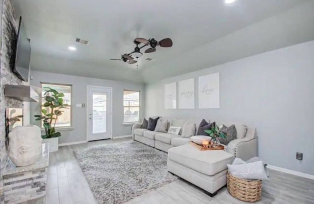 Houston Sophisticated 4 room home W/Backyard Escape