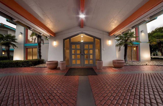 Howard Johnson by Wyndham Columbus Fort Moore