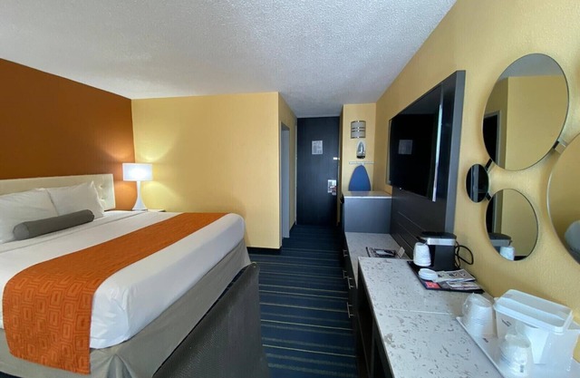 Howard Johnson by Wyndham Clifton NJ