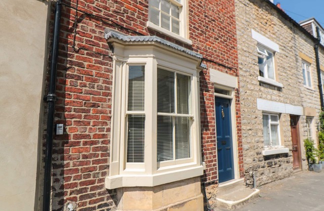 HOWE END COTTAGE, pet friendly, with a garden in Kirkbymoorside