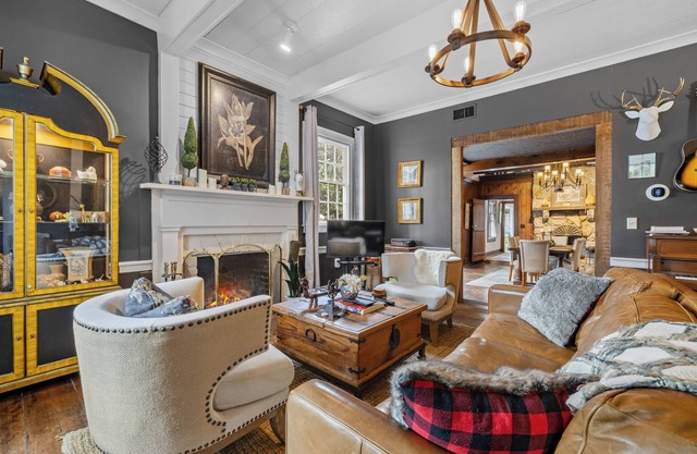 Hows Manor - Luxury Historic Farmhouse Circa 1840