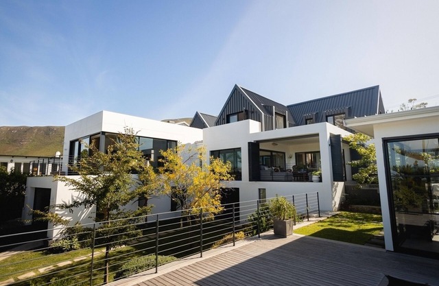 Hoy House - Tranquil Luxury at This Coastal Retreat