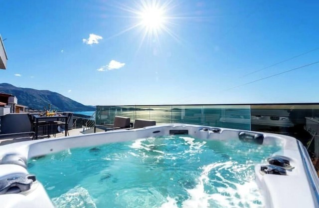 Villa Poco Loco-Sea view Apartment with Jacuzzi