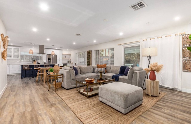 HTC1 - 8247 E Roma Ave (4B)