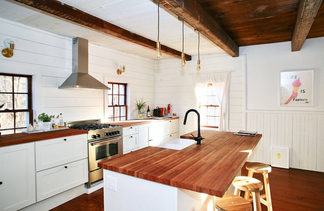 Hudson Valley Farmhouse on an Idyllic Country Lane