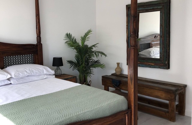 Huge 225 sqm luxury apartment by the sea with pool & balcony