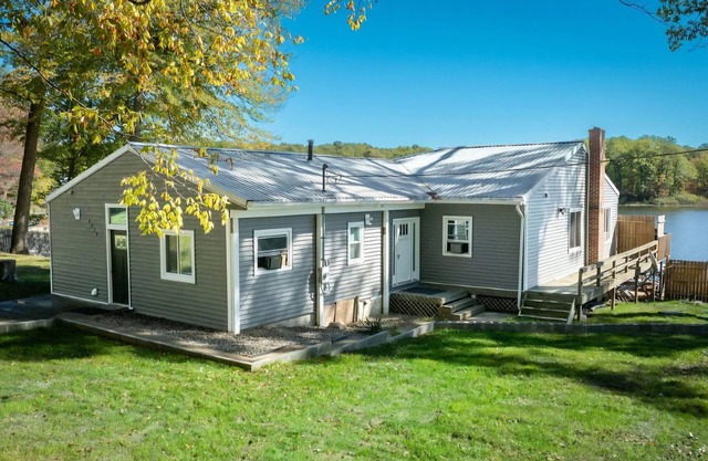 Huge 4-bedroom house on chain of lakes.