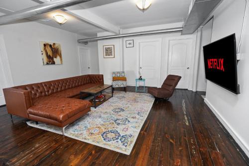 Huge 4BR with POOL TABLE Chicago Downtown Retreat Good for Groups Sleeps 10 Near McCormick Place and Field Museum