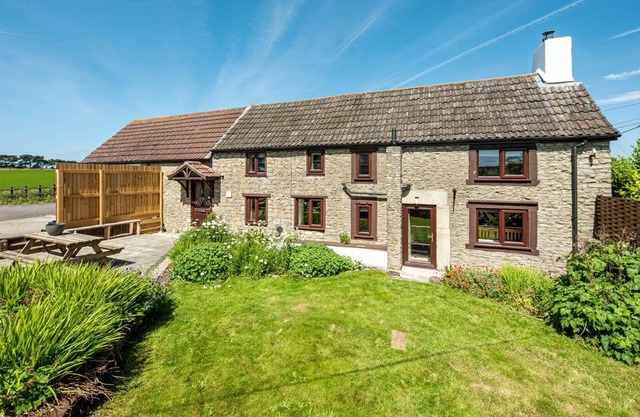 Huge 5 bedroom cottage with hot tub sleeps 18