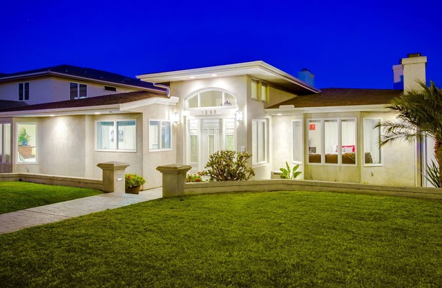 HUGE 5000 sq ft Luxury Family Friendly Estate: Panoramic Views, Close to ALL as