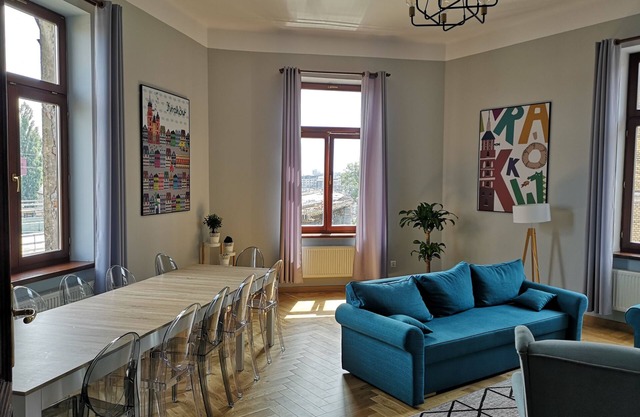 Huge and cosy 5 bedroom-apartment with living room and 3 bathrooms, City centre