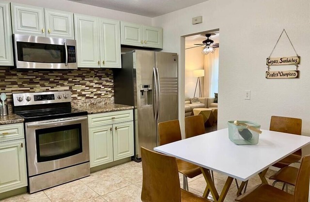 Huge Backyard, SPA Shower, Centrally Located!