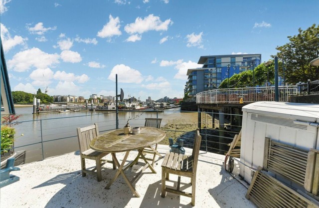 Huge & Bright 4-Bed Houseboat on the River Thame next to Wandsworth Park