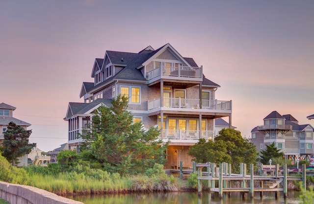 Huge, canal-front home w/private hot tub, WiFi, central AC, washer & dryer, dock