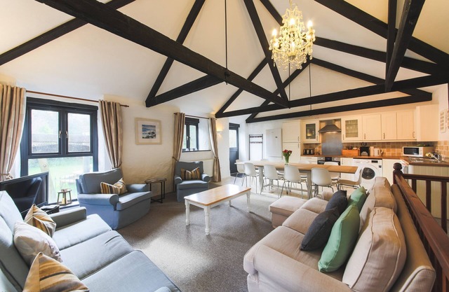 Huge converted mill, dog-friendly w/hot tubs - sleeps 16