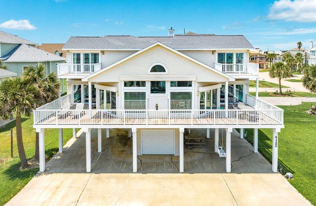 Huge Deck, 4th Row Gulf Views, Open Living Spaces - Great for Groups!