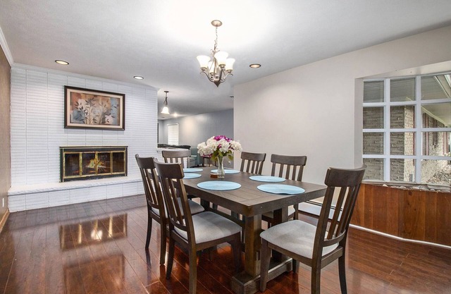 HUGE Home Sleeps 10 w/Garage - 5 Min to Airport/Capitol/Food 10 Min to MSU