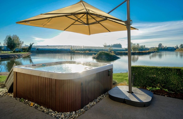 HUGE HOME! Sleeps 23, Private Lake, Gym, Hot Tub, Game Room, Theatre, Karaoke