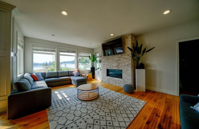 HUGE HOME! Sleeps 23, Private Lake, Gym, Hot Tub, Game Room, Theatre, Karaoke