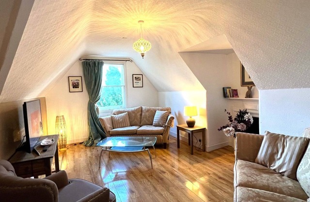 Huge loft apartment perfect for a visit to London, with parking and garden