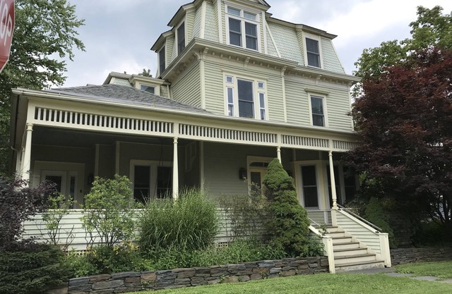 Huge Luxe Williamstown Updated Victorian, All Ensuite Baths, Walk to Spring St!